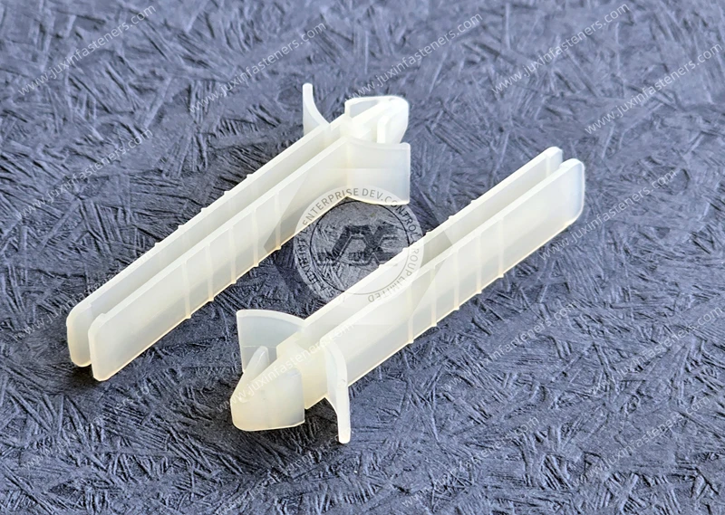 垂直およびスナップイン式カード ガイド